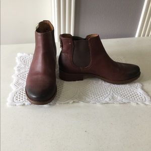 Maroon boots SOFT brand